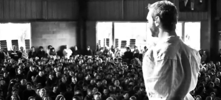 Nick Vujicic speaking to an audience